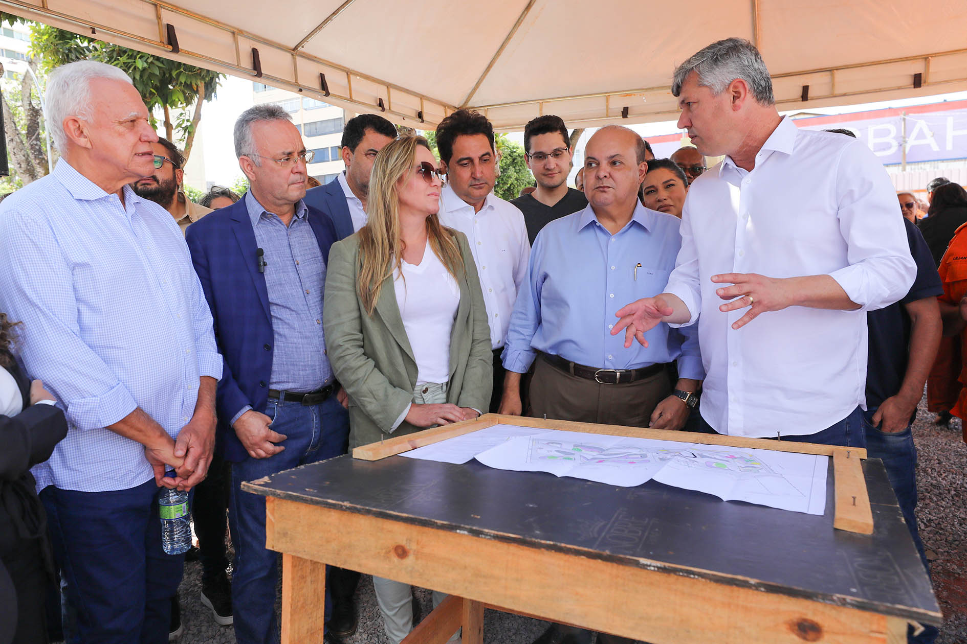 Equipes trabalham na troca das pedras portuguesas e reforma da Praça do Relógio