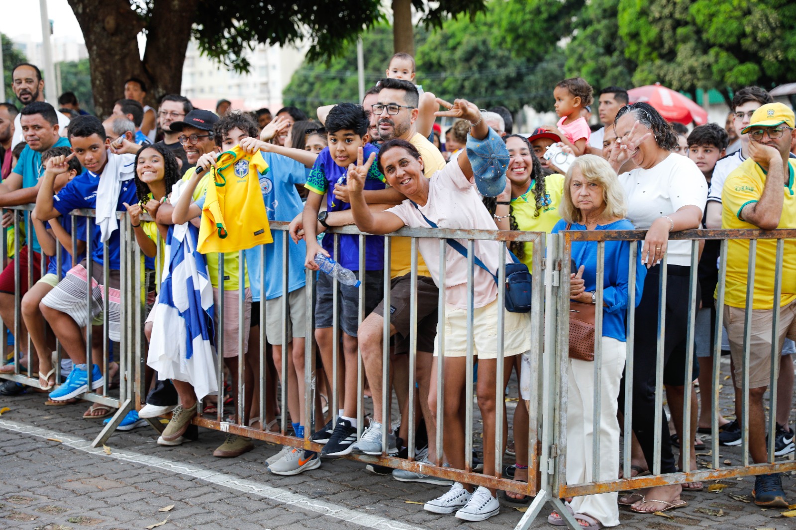 Torcedores comparecem ao Estádio Bezerrão para ver a Seleção Brasileira