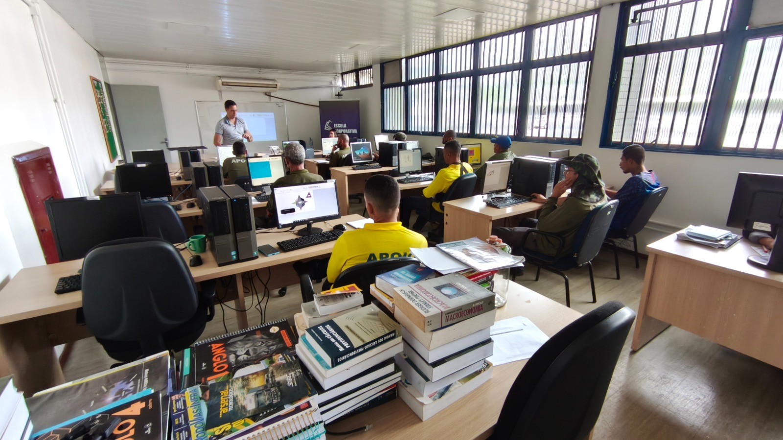 Reeducandos do sistema prisional do DF aprendem informática em projeto