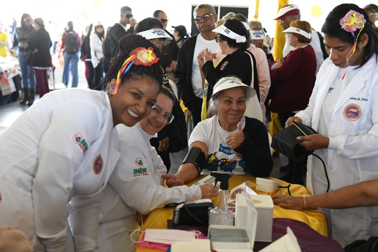 Viver 60+ oferece aulas de bicicleta e cuidados com a saúde para idosos no Eixão do Lazer neste domingo (17)