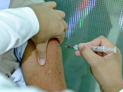 Campanha contra gripe e sarampo vacina mais de 2 mil colaboradores do Hospital de Base em quatro dias