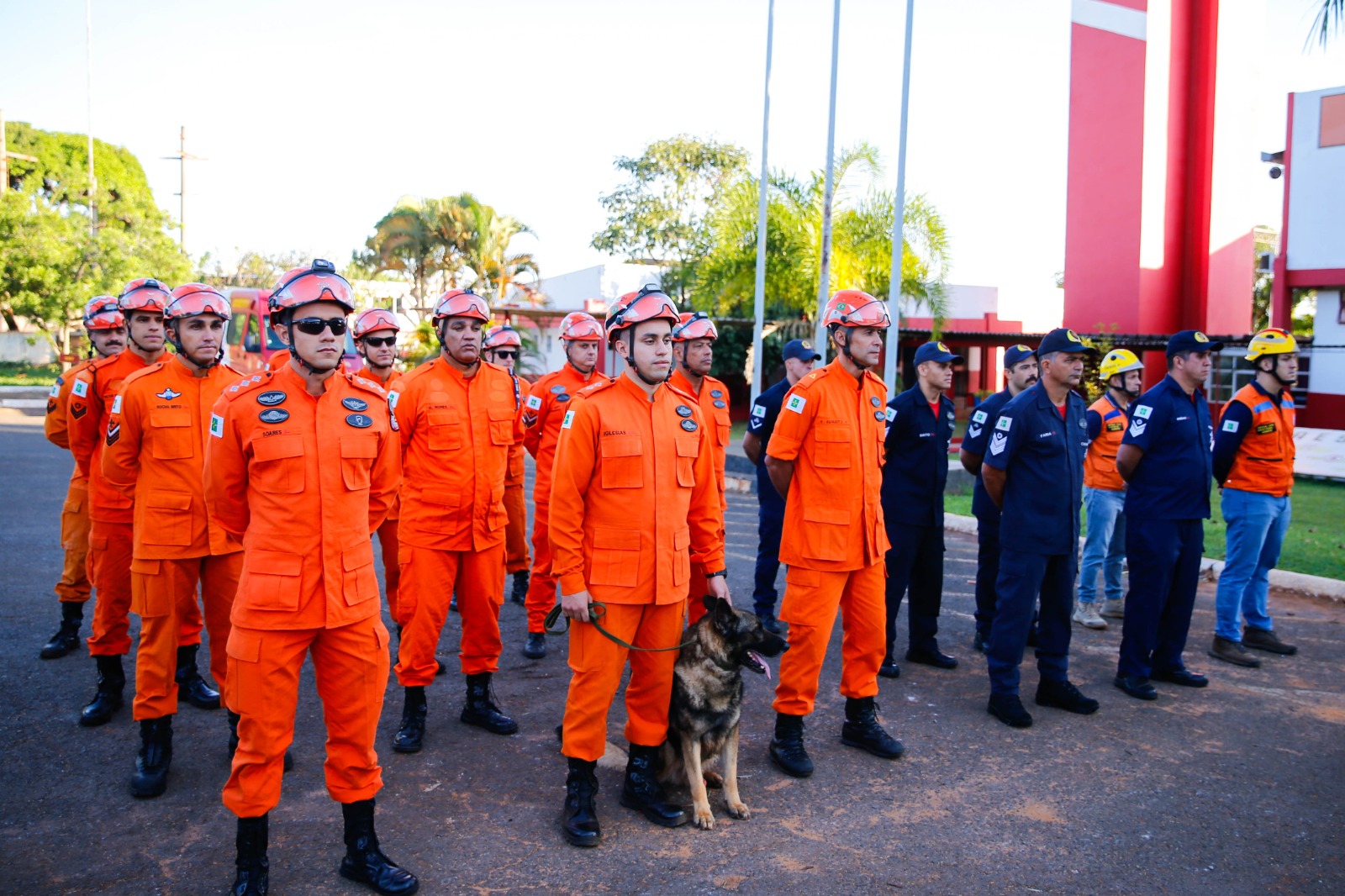 Nova equipe do Corpo de Bombeiros e da Defesa Civil segue para o Rio Grande do Sul