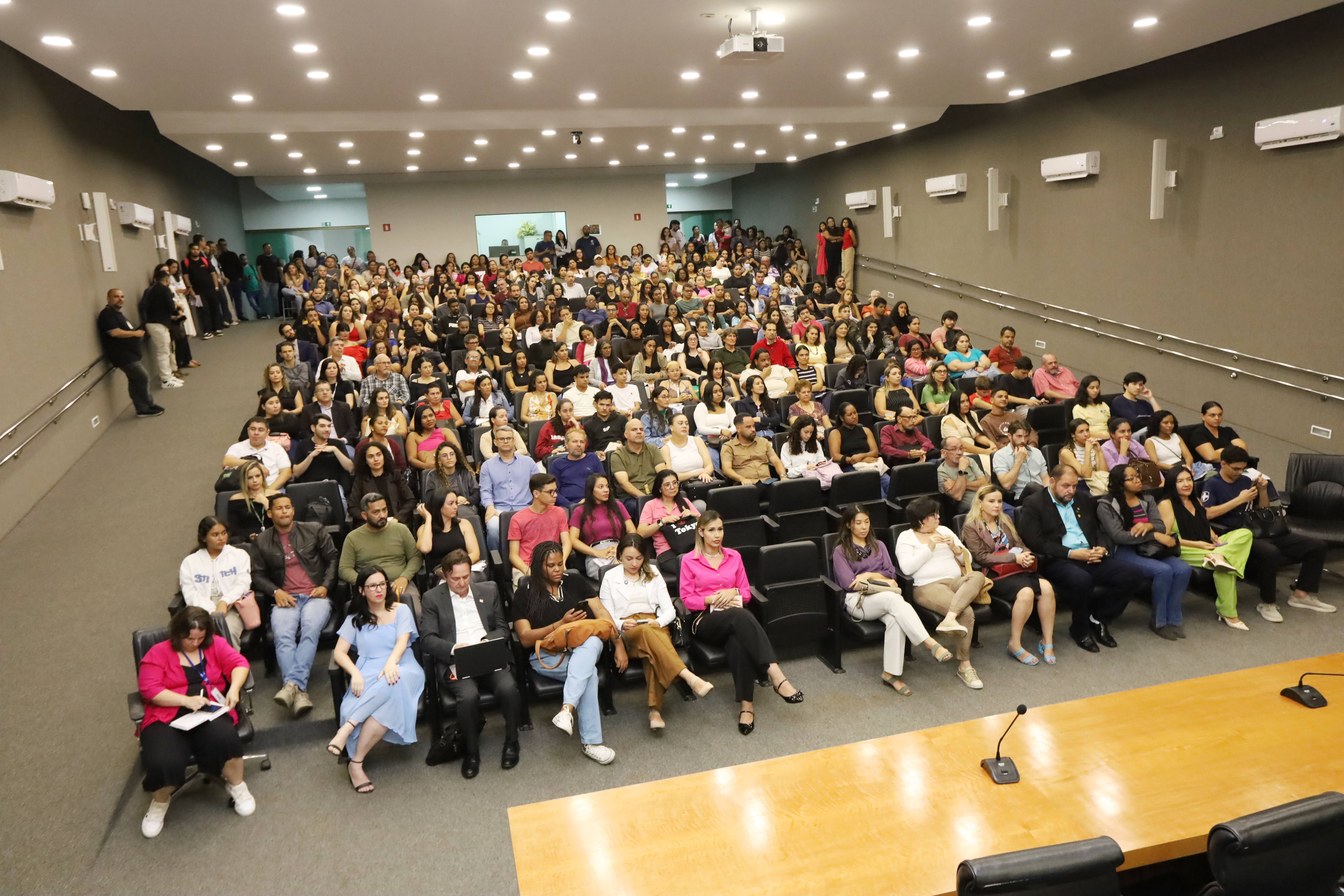 Novos alunos da Escola de Saúde Pública do DF participam de aula magna