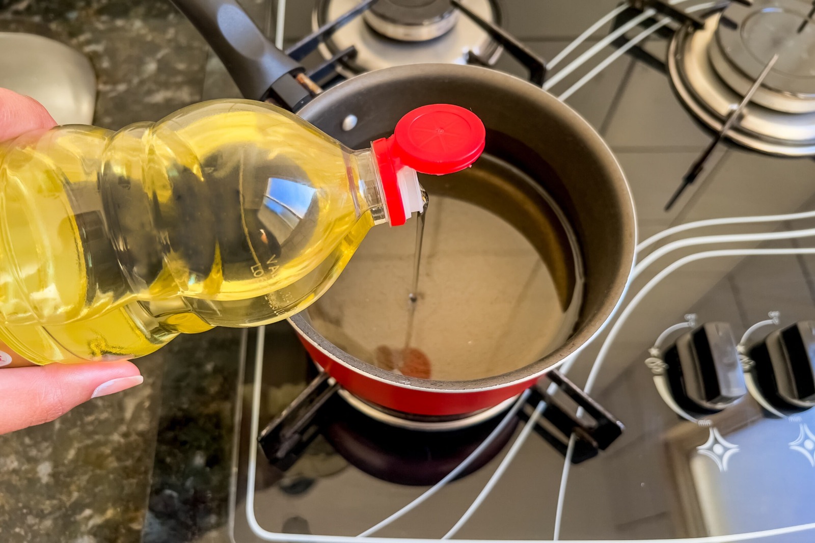 Saiba como descartar óleo de cozinha e azeite sem poluir o meio ambiente