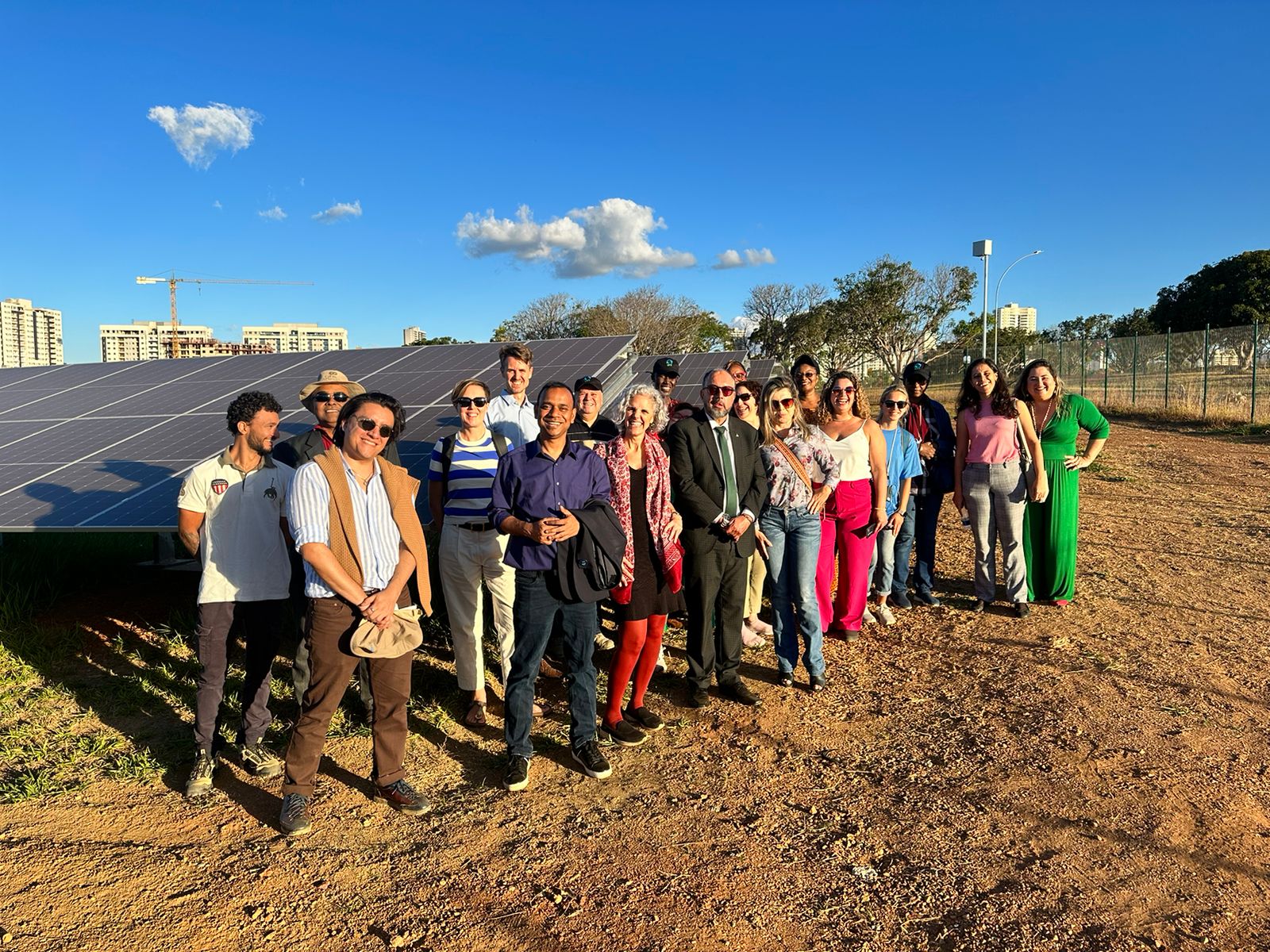 Comissão internacional visita usina fotovoltaica do DF