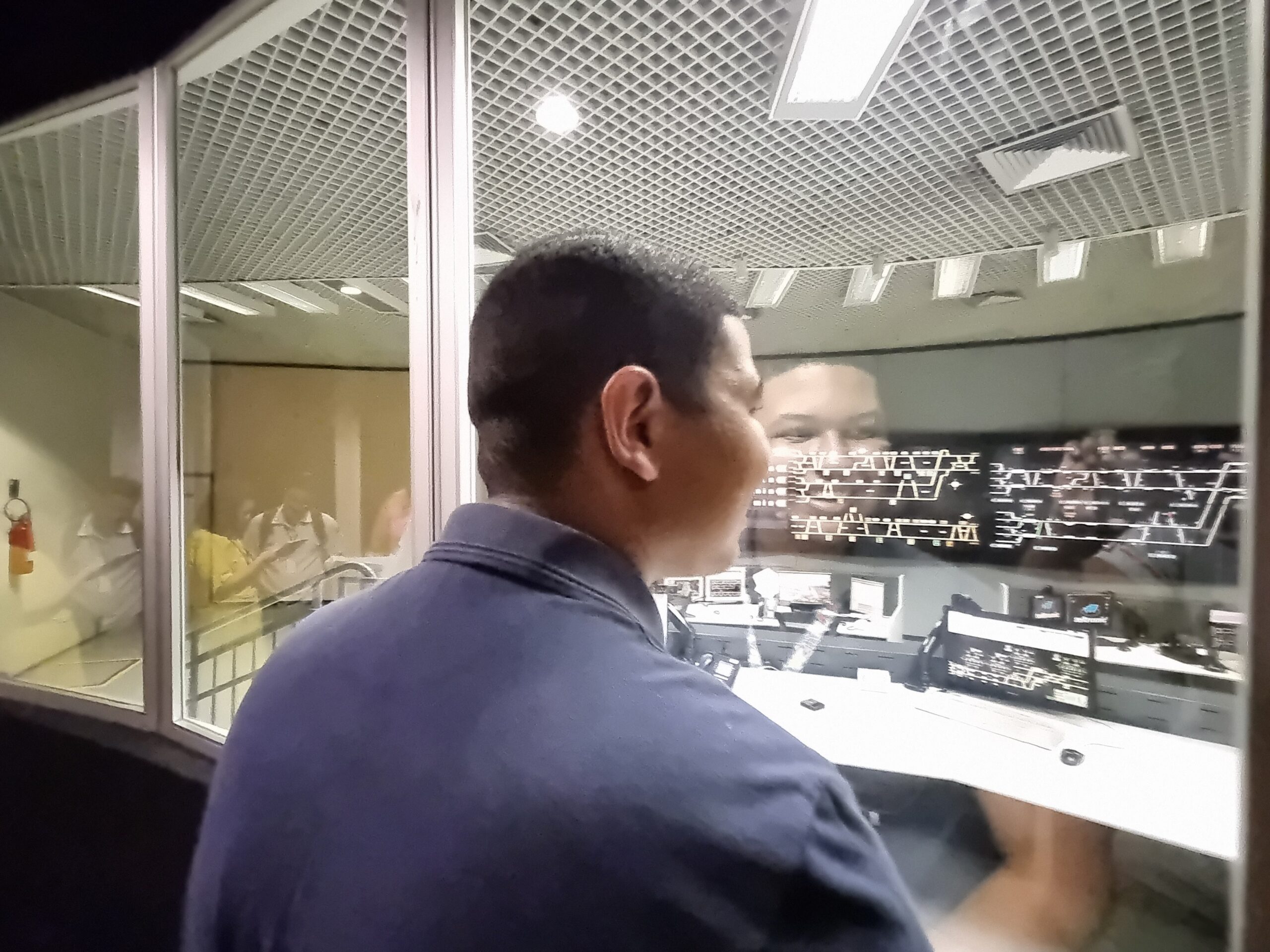 Adolescente autista faz visita guiada pelos bastidores do metrô