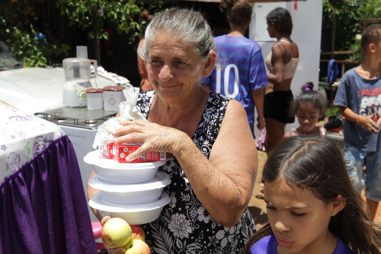 GDF oferece suporte às famílias atingidas por incêndio no Recanto das Emas