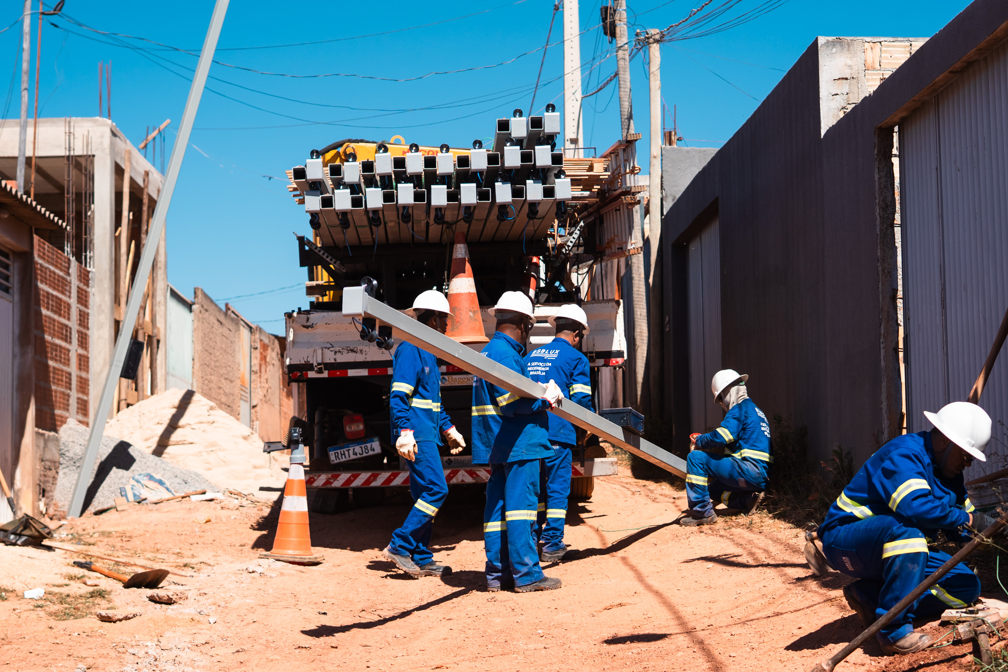 GDF inicia instalação de padrões elétricos em comunidades em regularização