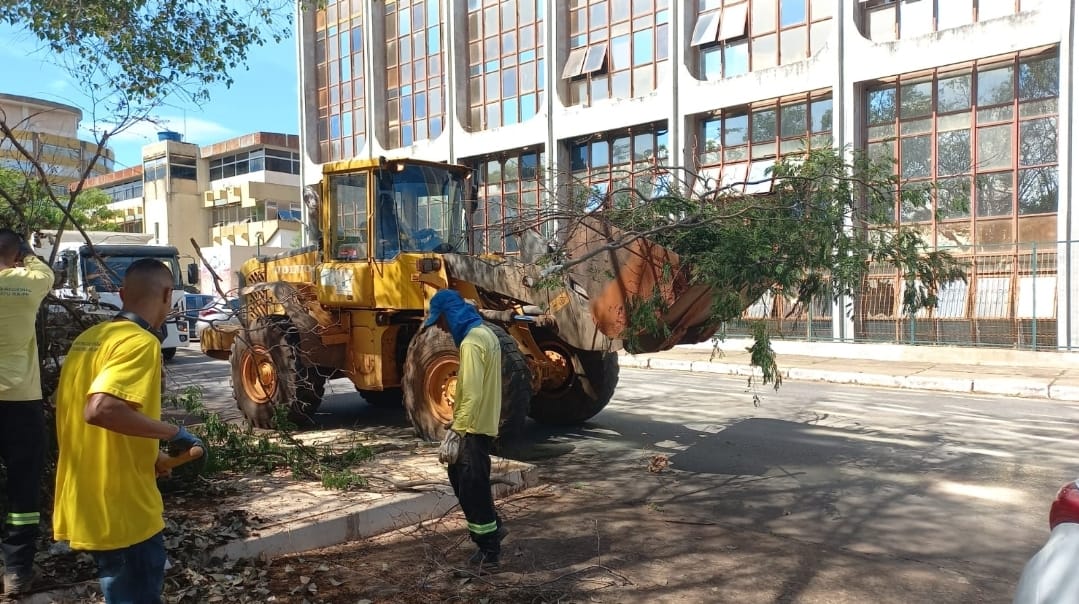 Limpeza das bocas de lobo contribui para evitar alagamentos no Plano Piloto