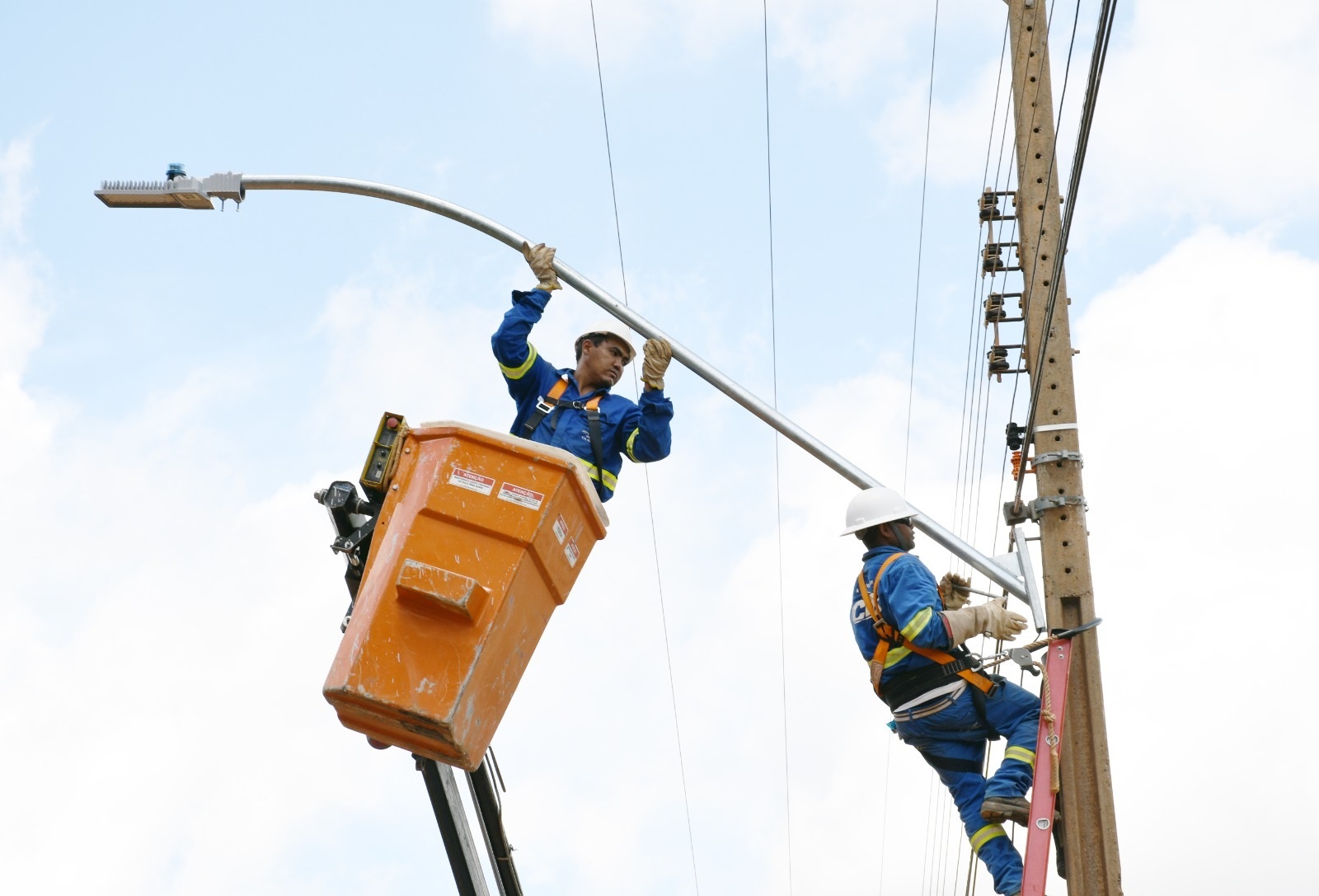 Mutirão da CEB recupera iluminação na 711 Sul após série de furtos e vandalismo