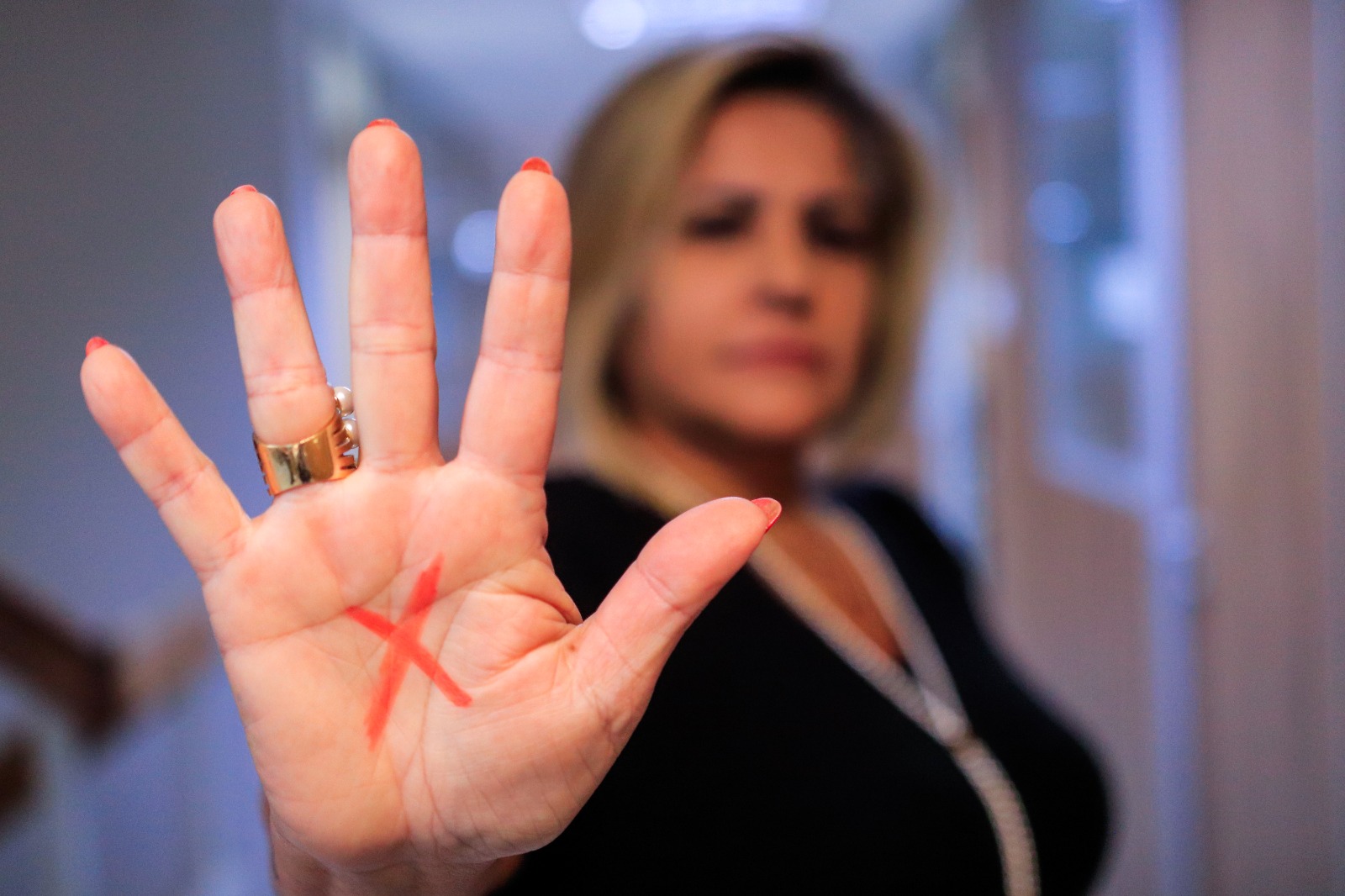 Violência contra a mulher: Sancionada lei que estabelece o programa Banco Vermelho