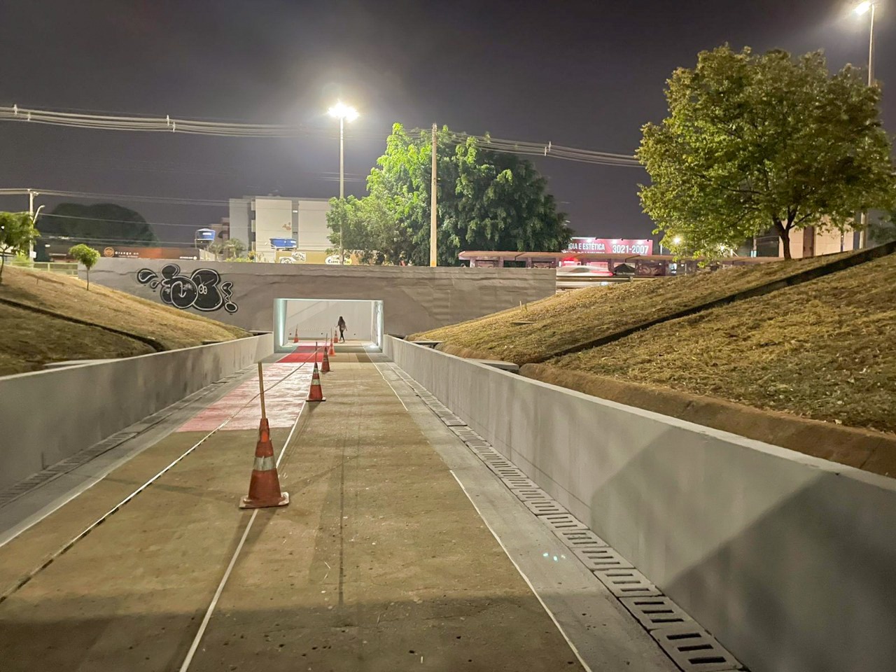 Manutenção na passagem subterrânea no Setor Lucio Costa