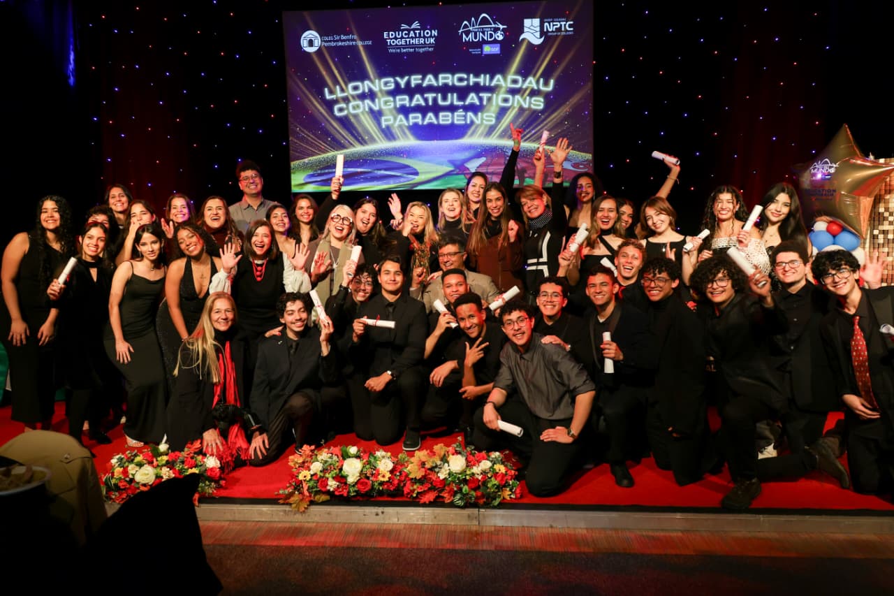 Estudantes do DF celebram formatura do Pontes para o Mundo no País de Gales