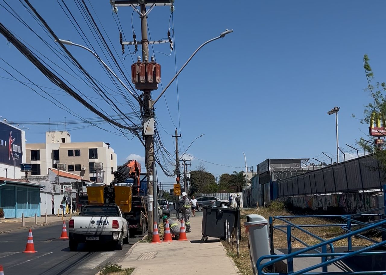 Mutirão próximo ao CIL do Guará faz reparos na iluminação pública danificada por furto de cabos