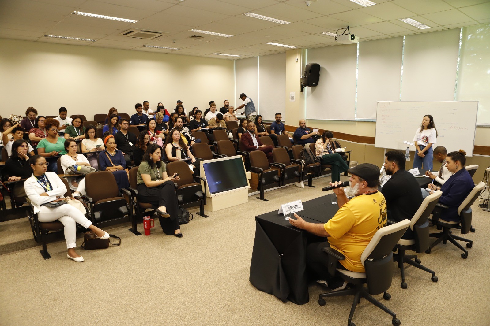 Profissionais de saúde debatem desafios em assistência à população vulnerável