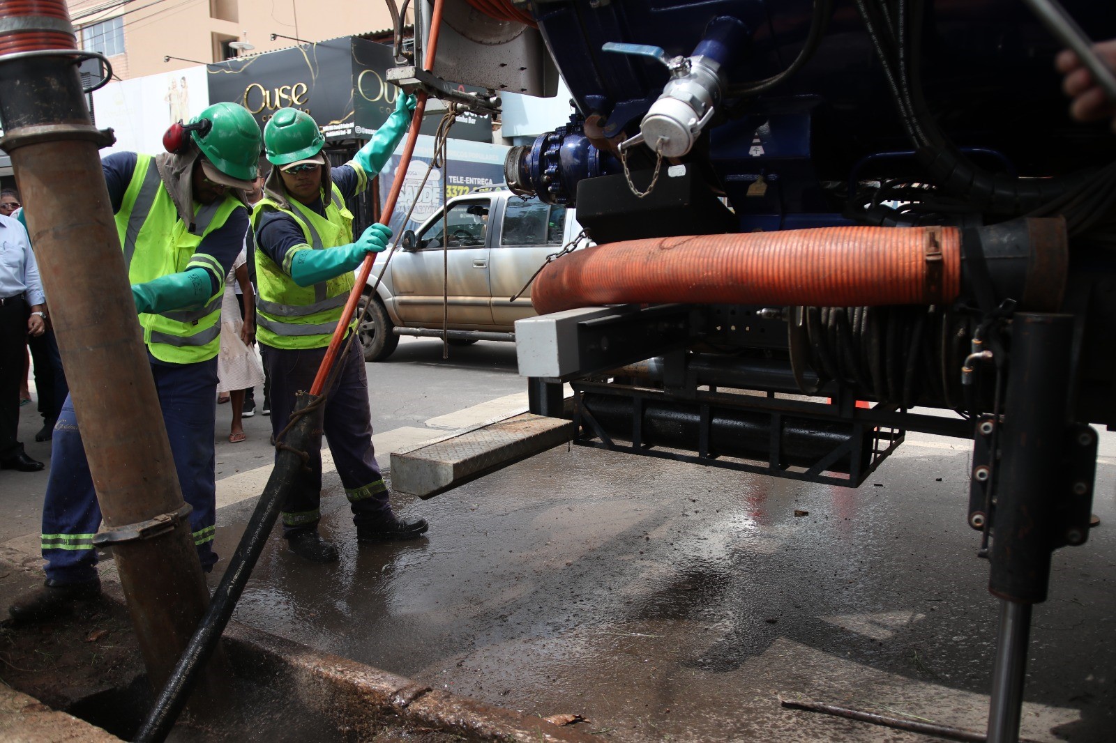 Equipes da Novacap intensificam ações para desobstrução de bocas de lobo no DF