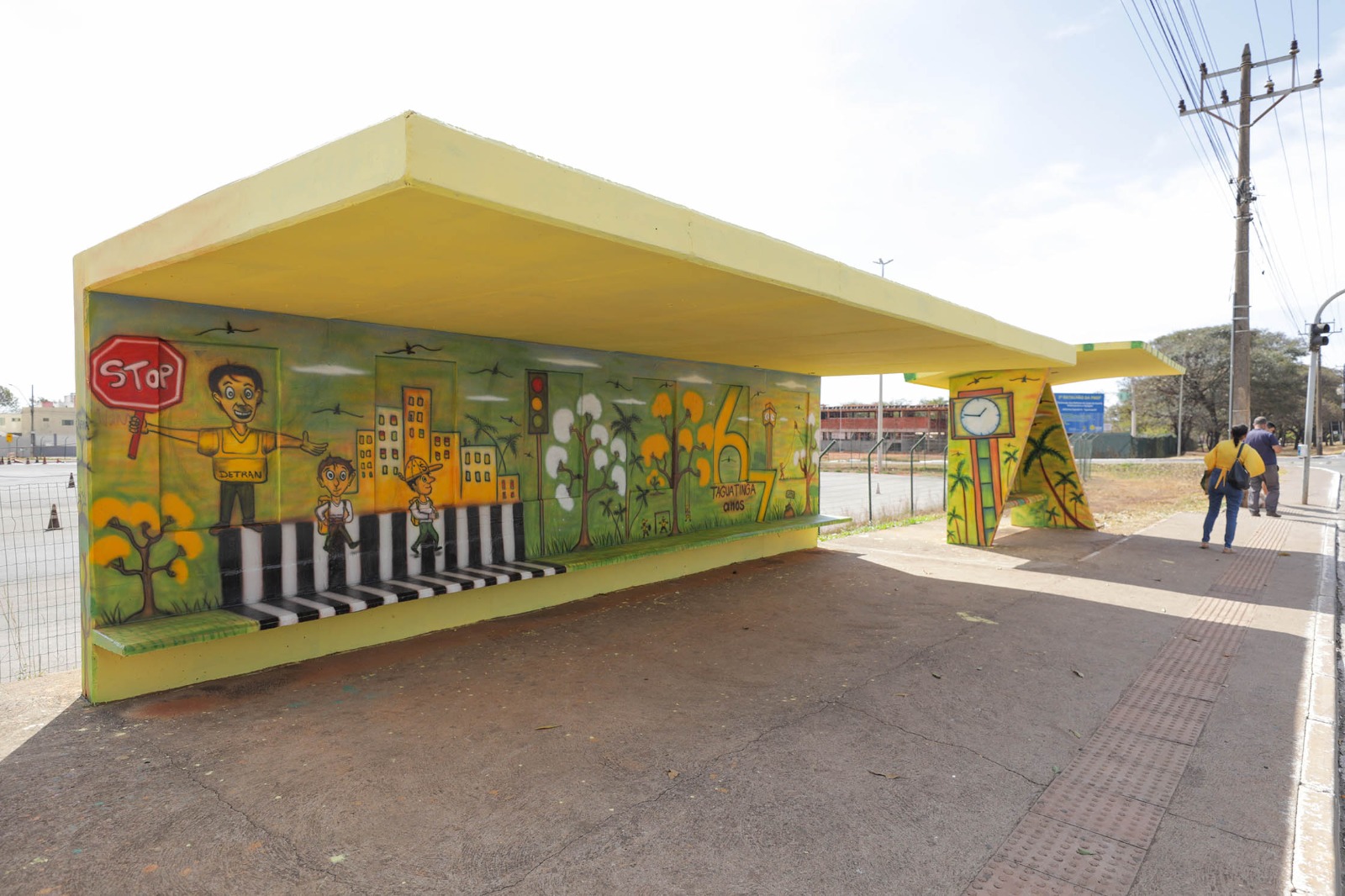 Paradas de ônibus do Pistão Norte ganham nova vida com obras de artistas plásticos