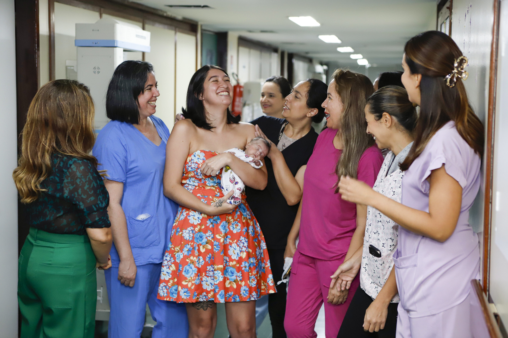 Nascida aos seis meses de gestação, bebê mais prematura da história do HRT deixa unidade neonatal