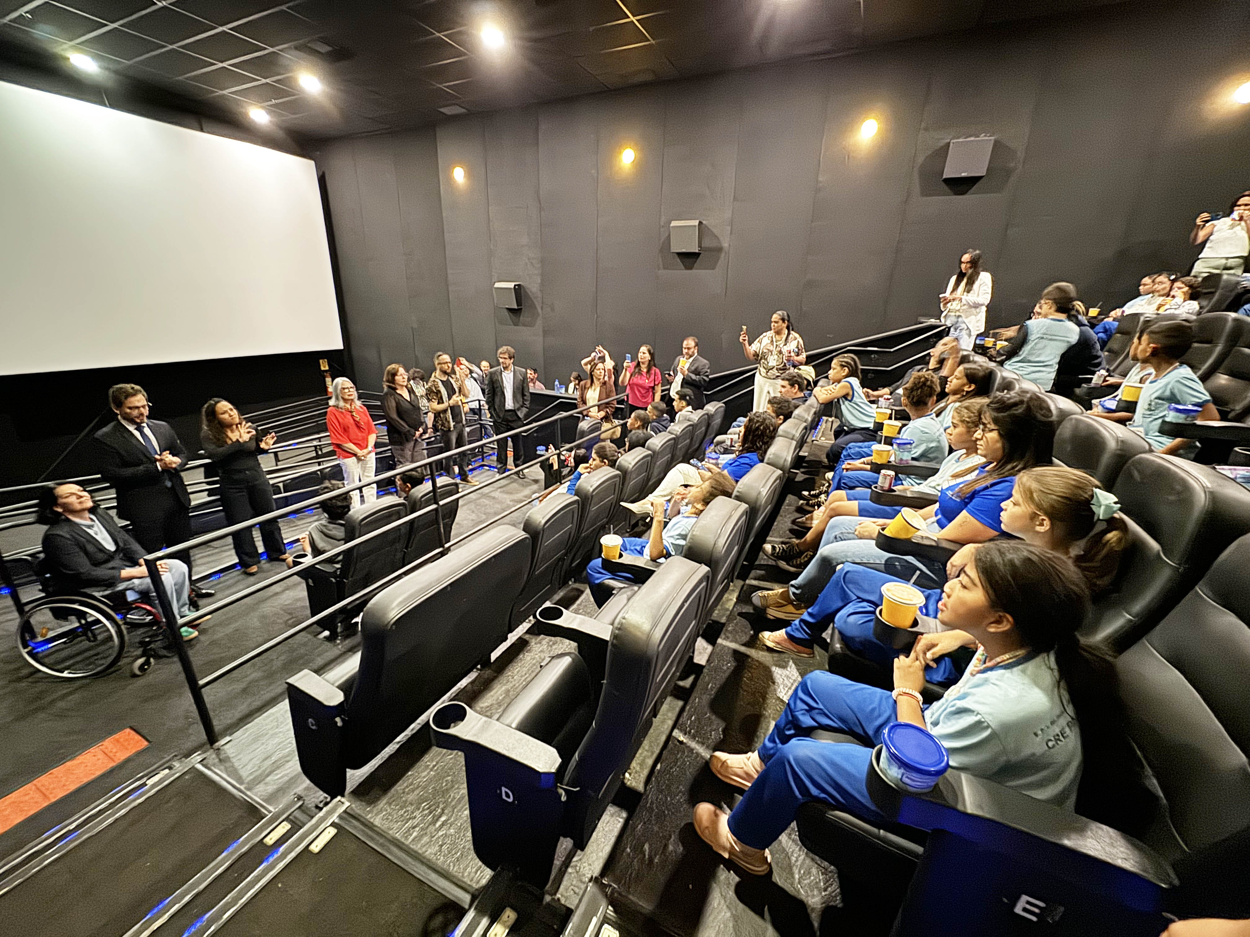 Sessão especial de cinema promove inclusão para estudantes com deficiência no DF
