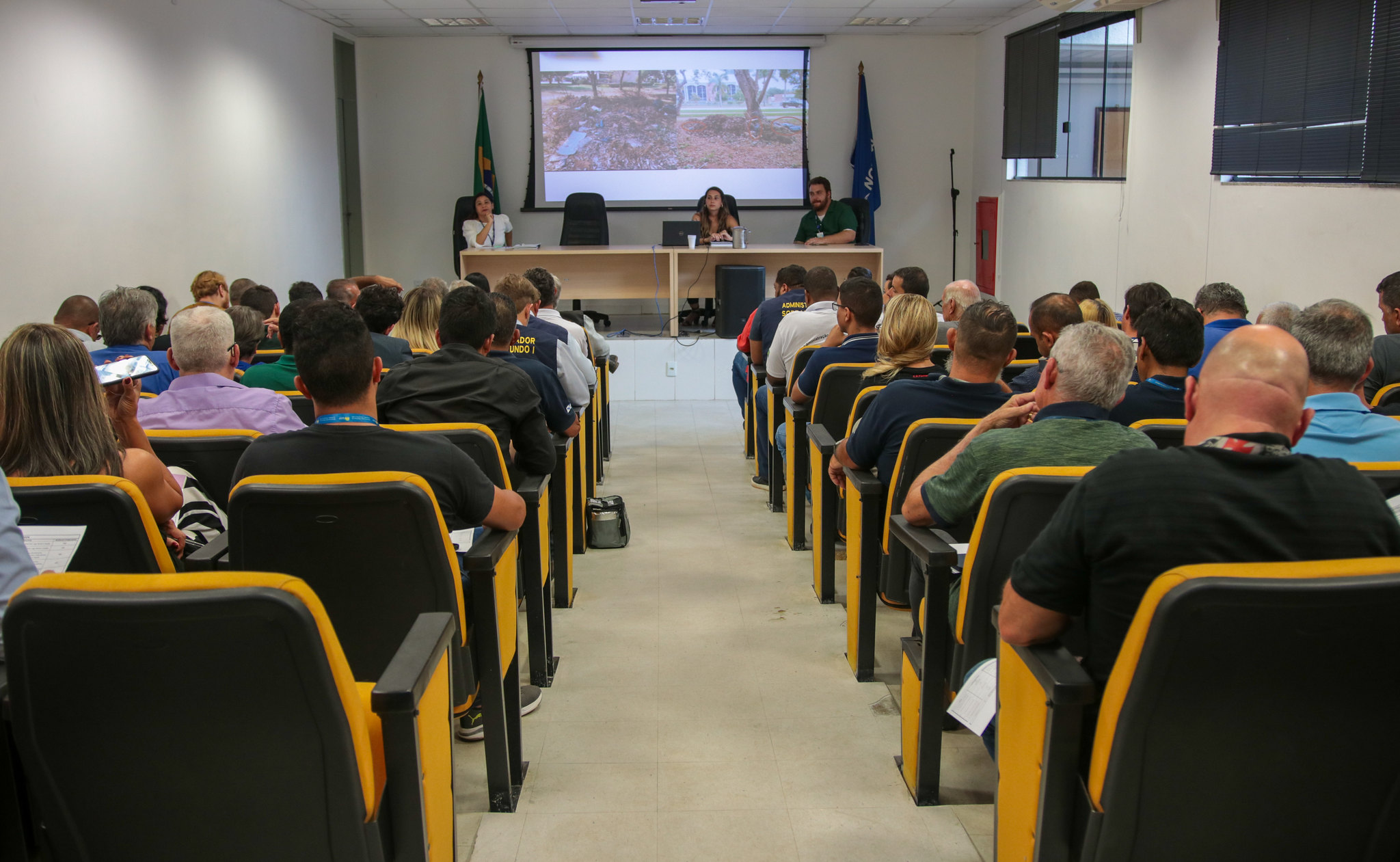 Encontro com administradores das RAs discute recolhimento de resíduo verde