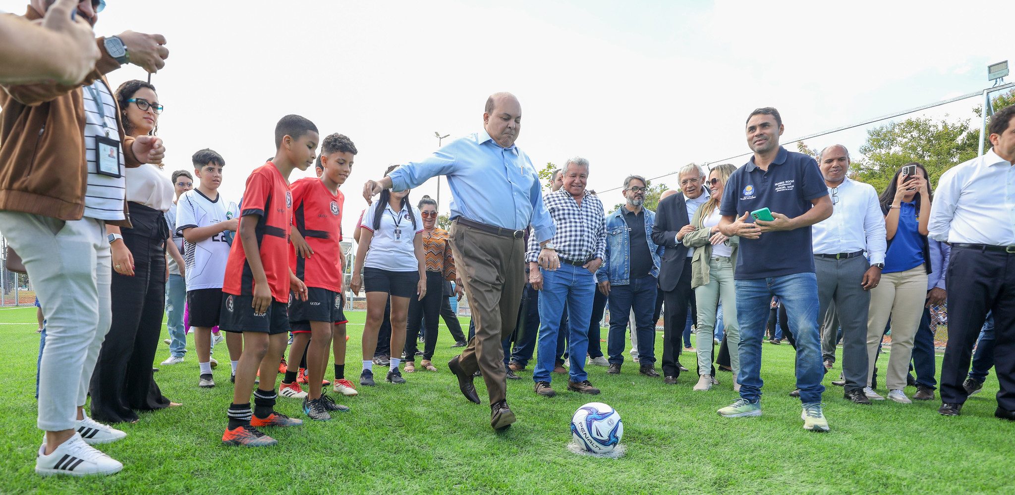 Governador entrega novo campo de grama sintética do Taguaparque