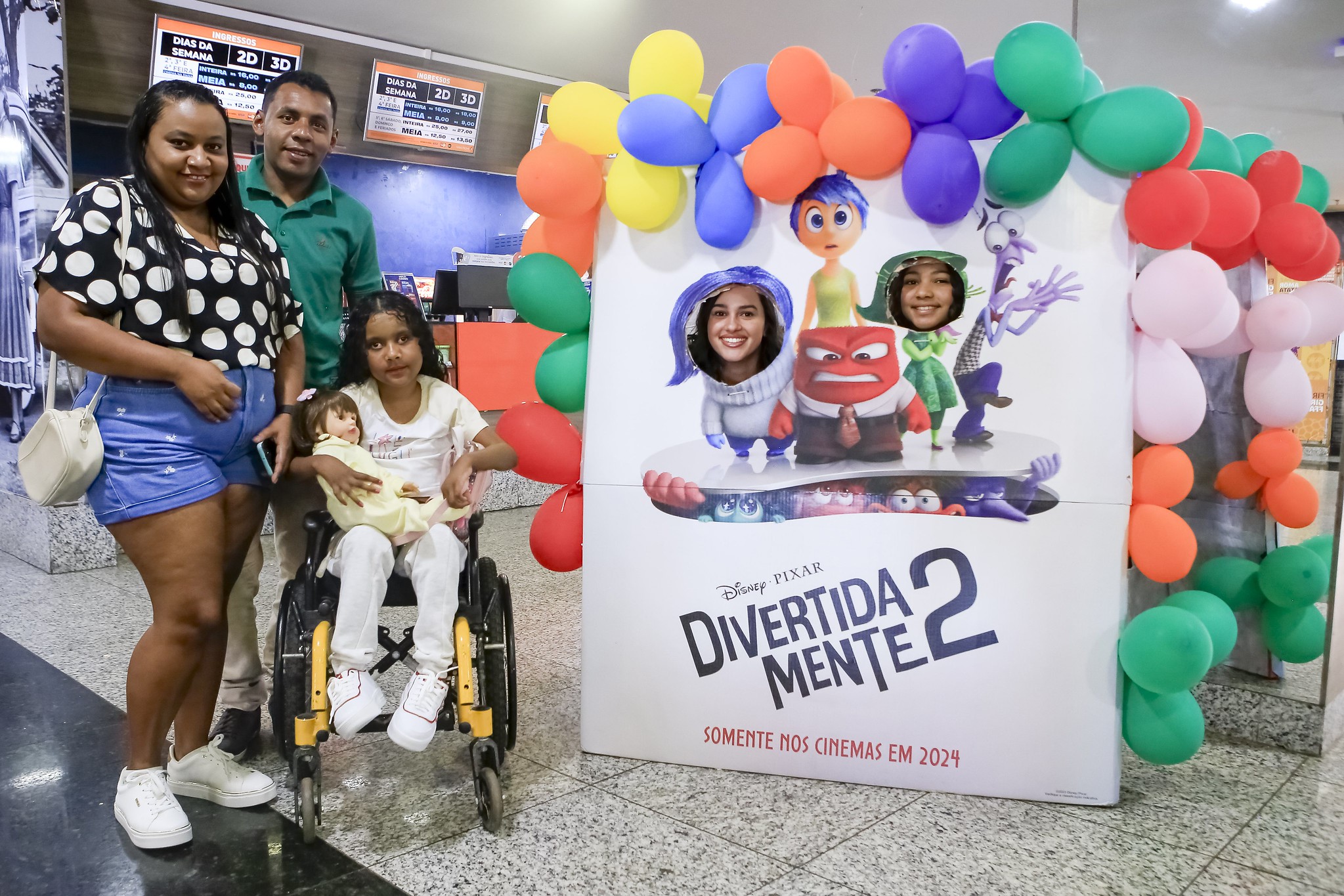 Equipe do HRSM realiza sonho de criança internada ao levá-la ao cinema pela primeira vez