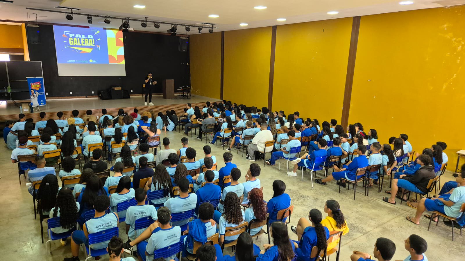 Estudantes do ensino médio de Planaltina participam da estreia do projeto Fala Galera