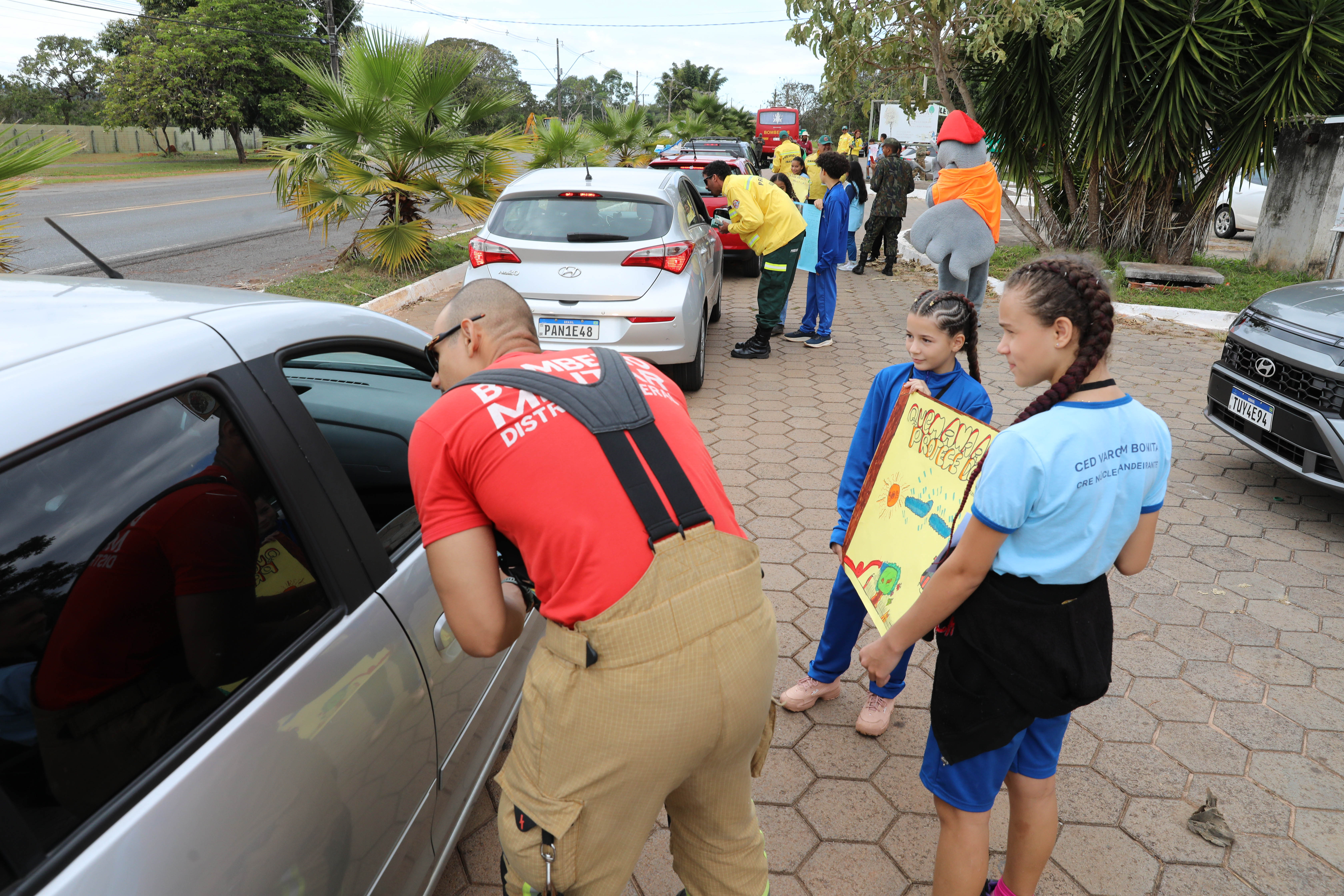 Blitz educativa alerta motoristas para prevenção de incêndios florestais em Planaltina
