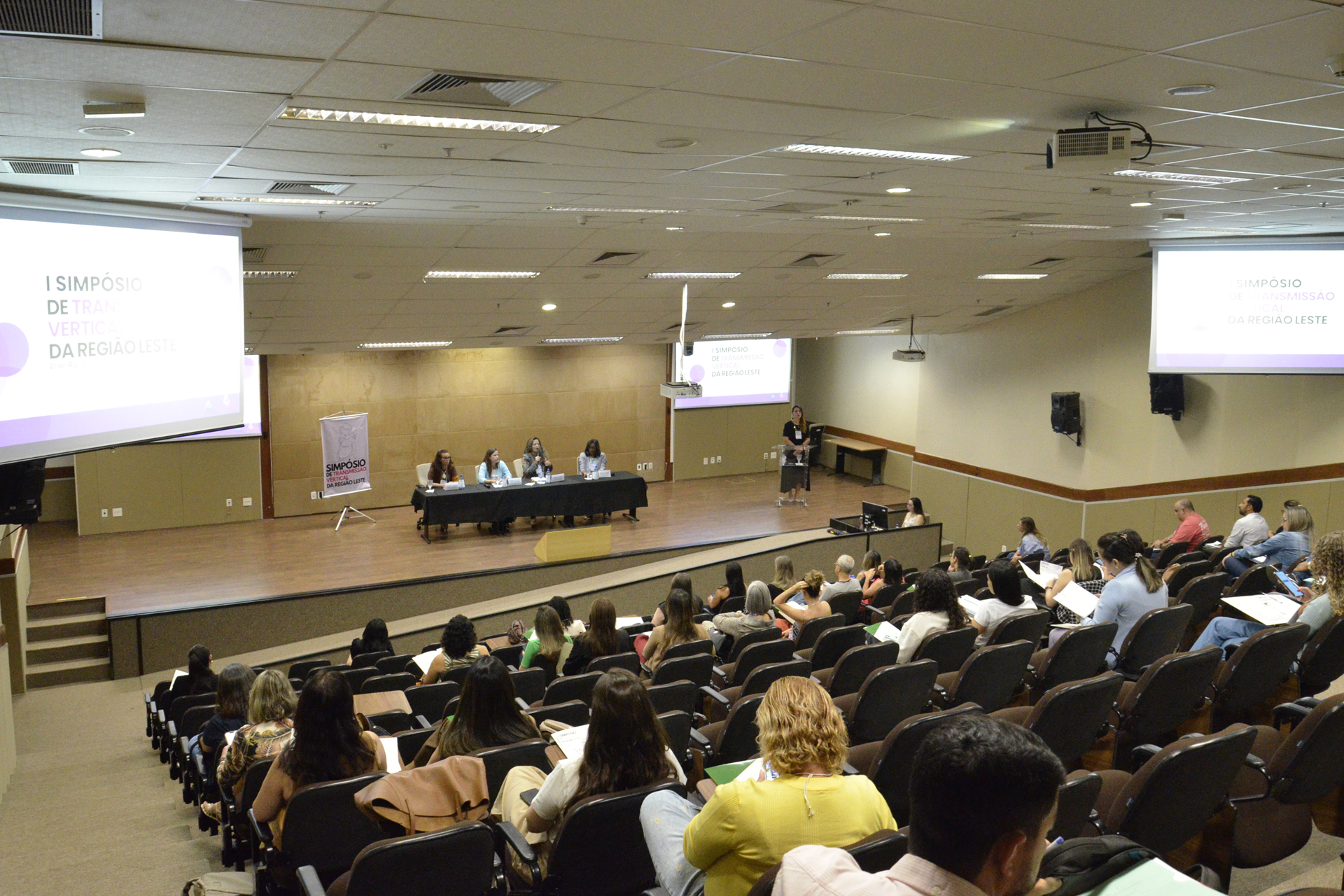 Simpósio de saúde no DF discute transmissão vertical