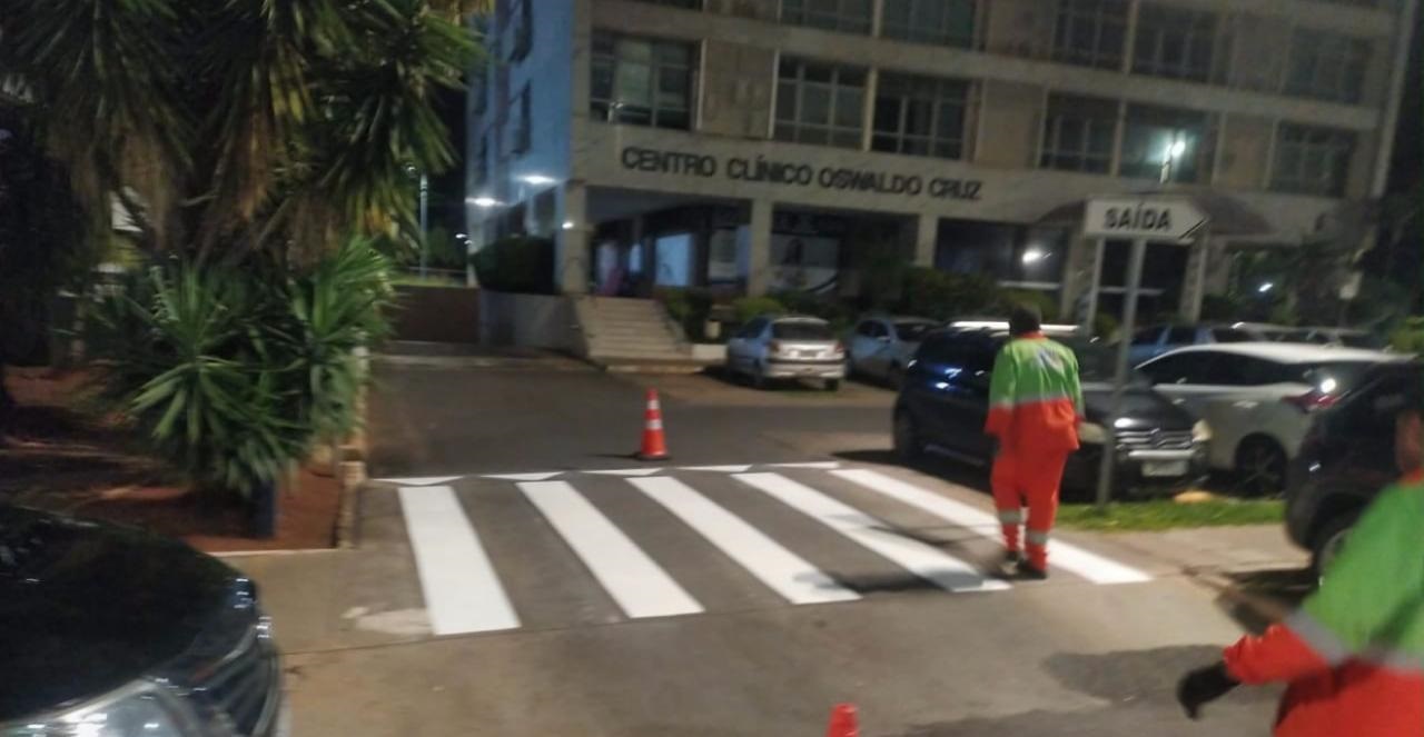 Faixas de pedestre do Setor Hospitalar Sul estão sendo renovadas