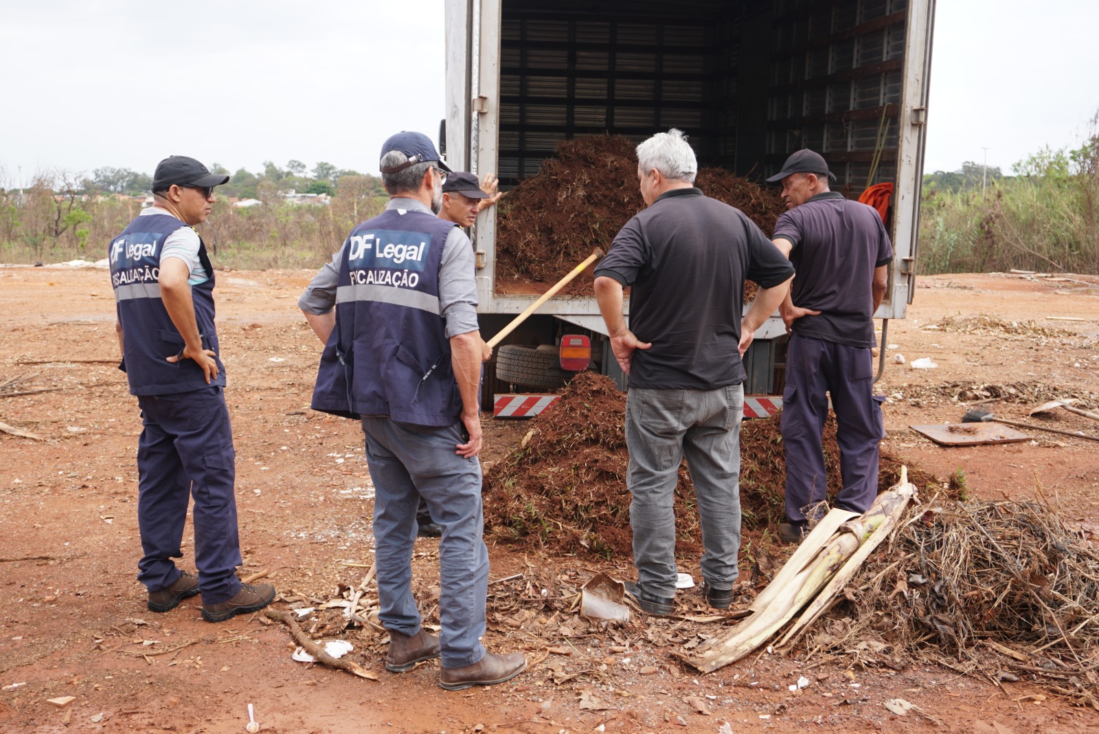 Para combate à dengue, DF Legal e DER vão instalar 200 placas em pontos de descarte irregular
