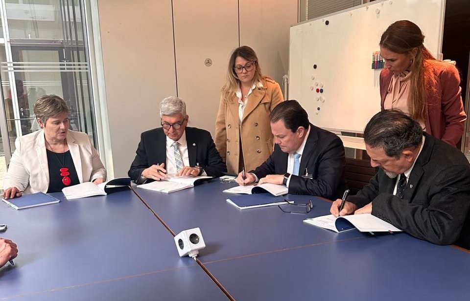 Caesb assina contrato com banco alemão para receber financiamento de R$ 312 milhões