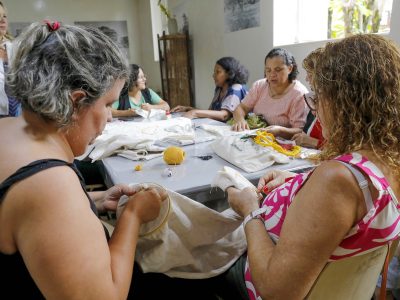 Curso de técnicas de bordado usa arquitetura brasiliense como inspiração para artesanato