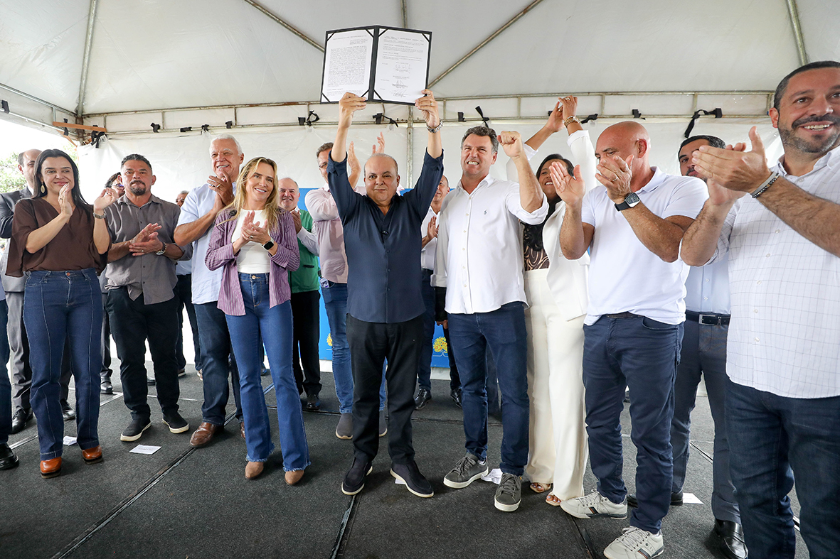 Governador Ibaneis Rocha assina termo que destina área em Brazlândia para construção de moradias sociais