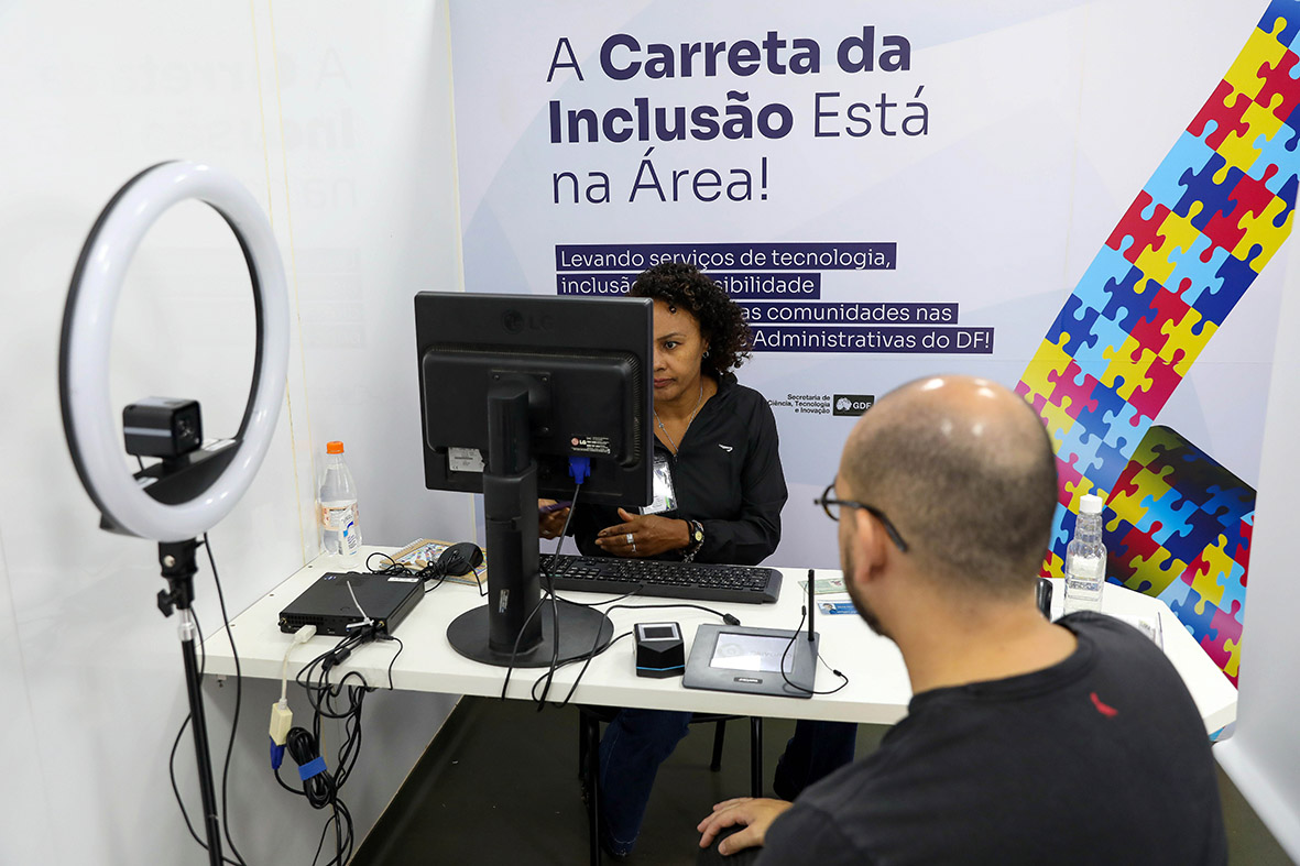 Carreta da Inclusão leva serviços do GDF a pessoas com deficiência em Sobradinho