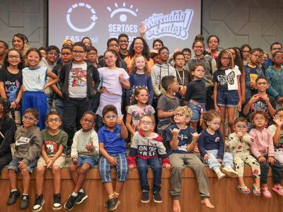 Rally dos Sertões doa óculos de grau a estudantes da rede pública do DF