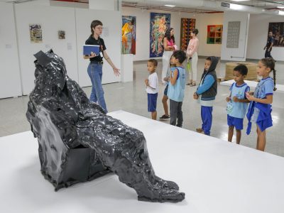 Programa leva estudantes para visitas guiadas no Museu de Arte de Brasília