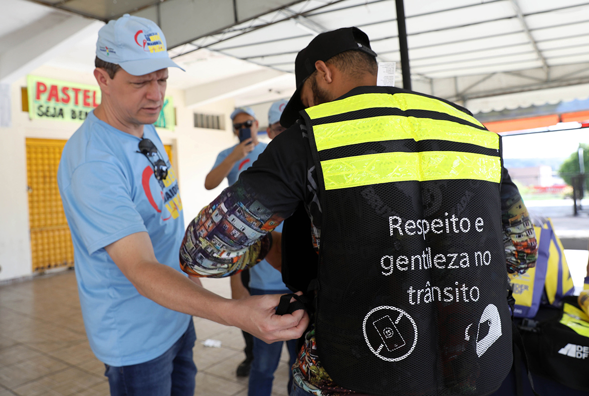 Maio Amarelo: GDF promove ação com conscientização e entrega de kits para motofretistas