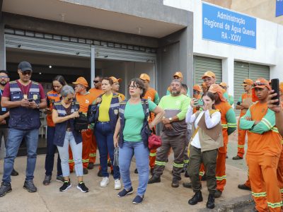 Ação contra a dengue vistoria residências e comércios de Água Quente