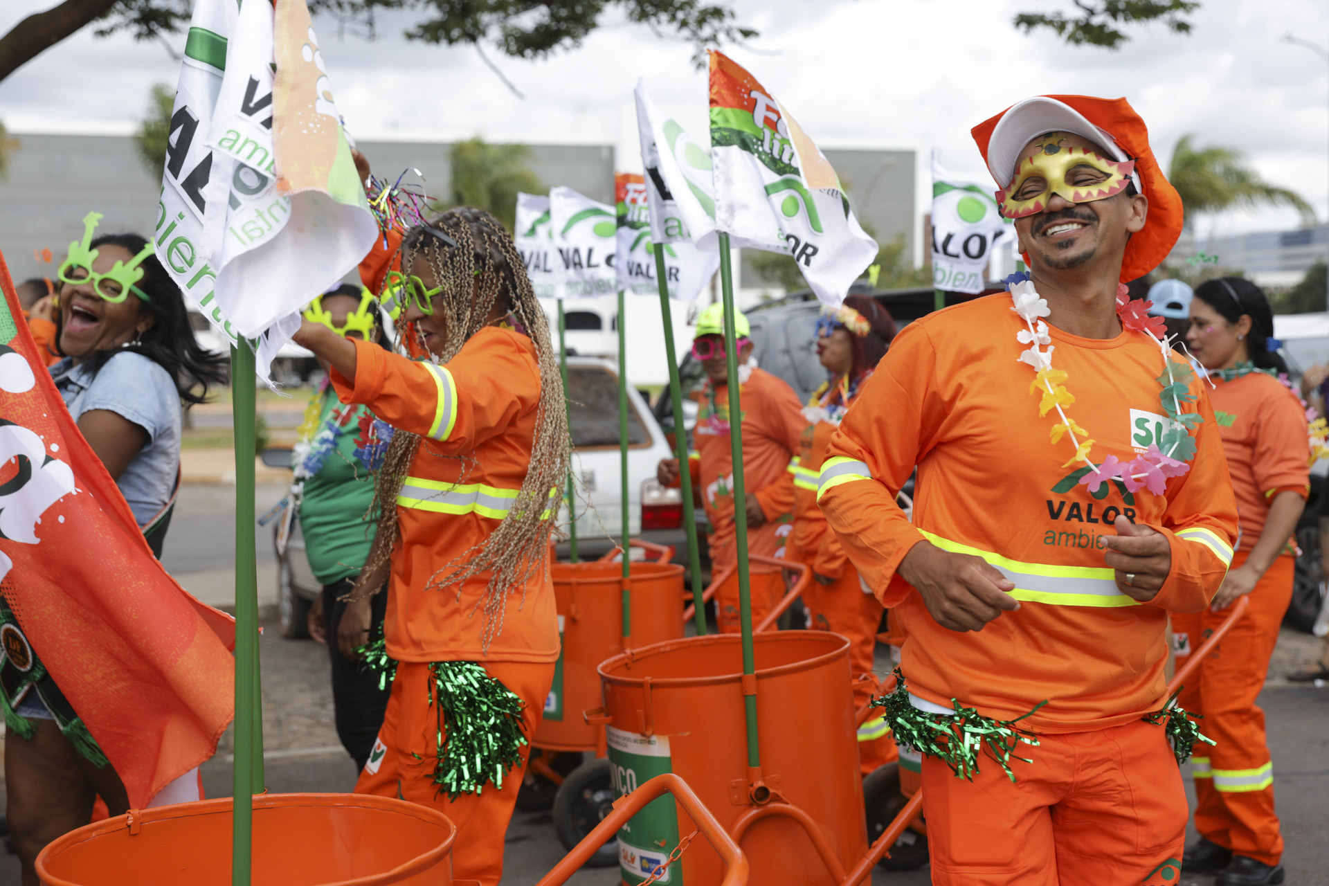 Em dia de folga, garis caem na folia no bloco Vassourinhas de Brasília