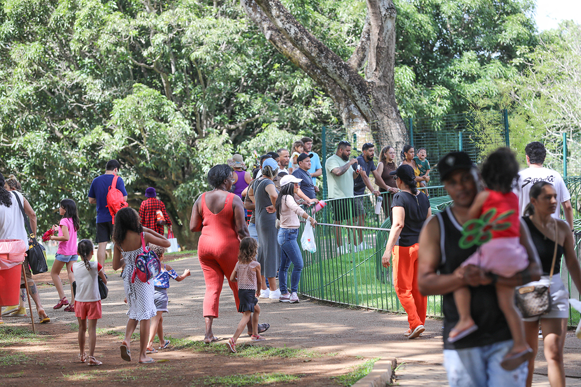 Brasilienses e turistas aproveitam a Sexta-feira Santa no Jardim Botânico e no Zoológico de Brasília