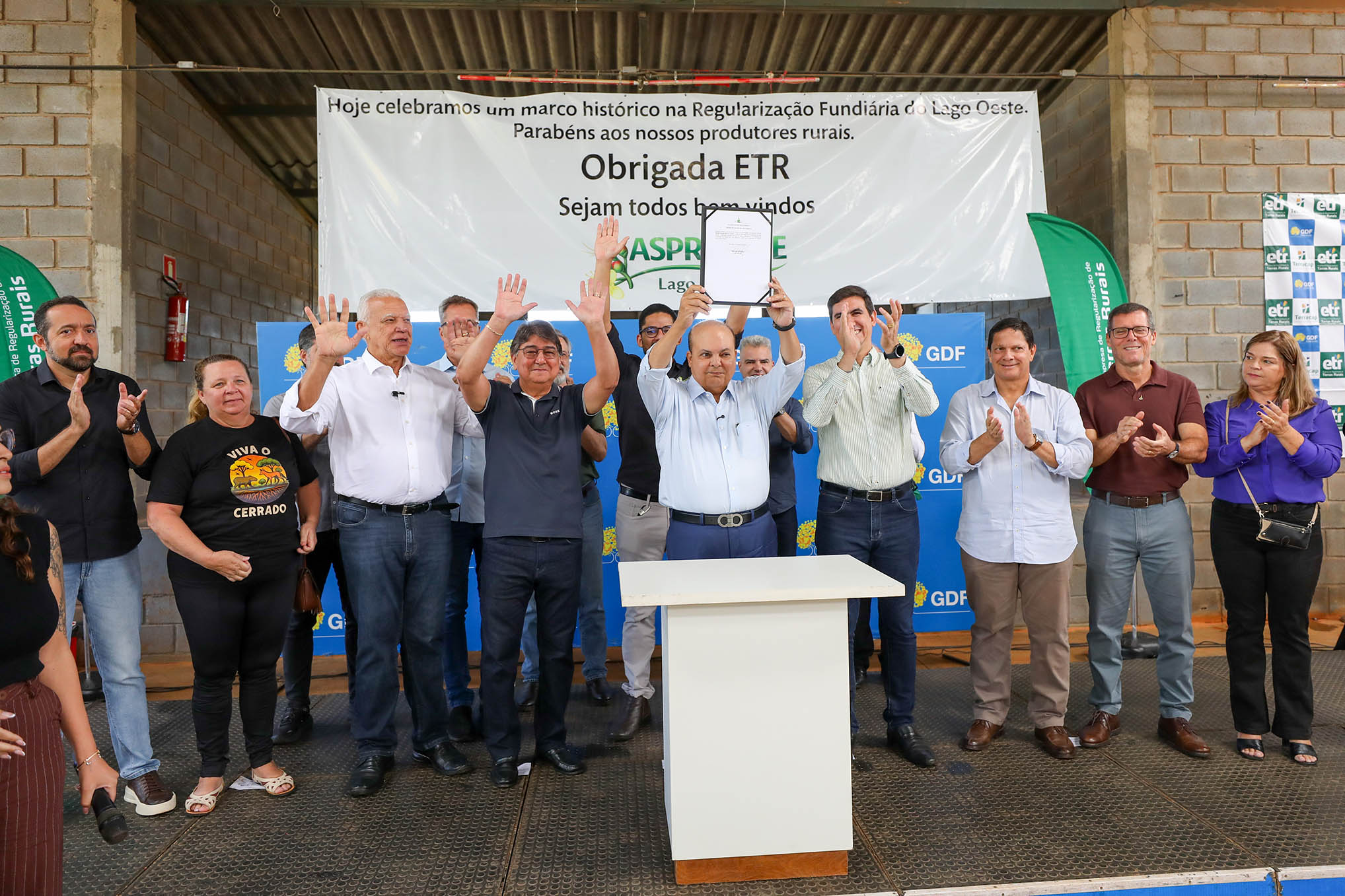 Governador Ibaneis Rocha entrega 111 contratos de uso da terra a produtores do Lago Oeste