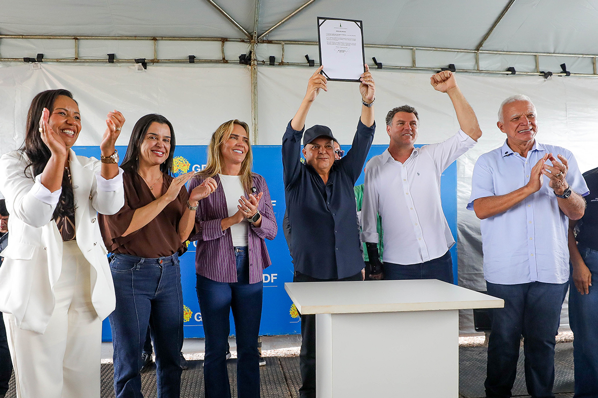 Governador Ibaneis Rocha assina ordem de serviço para pavimentação da VC-541, em Brazlândia