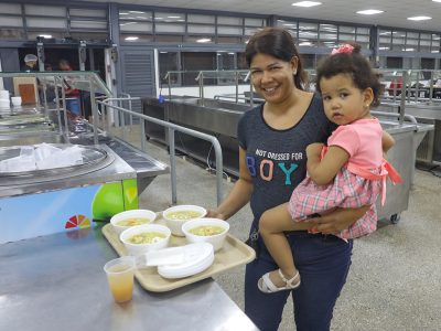 Restaurantes comunitários servem sopas e caldos para esquentar população em noites frias