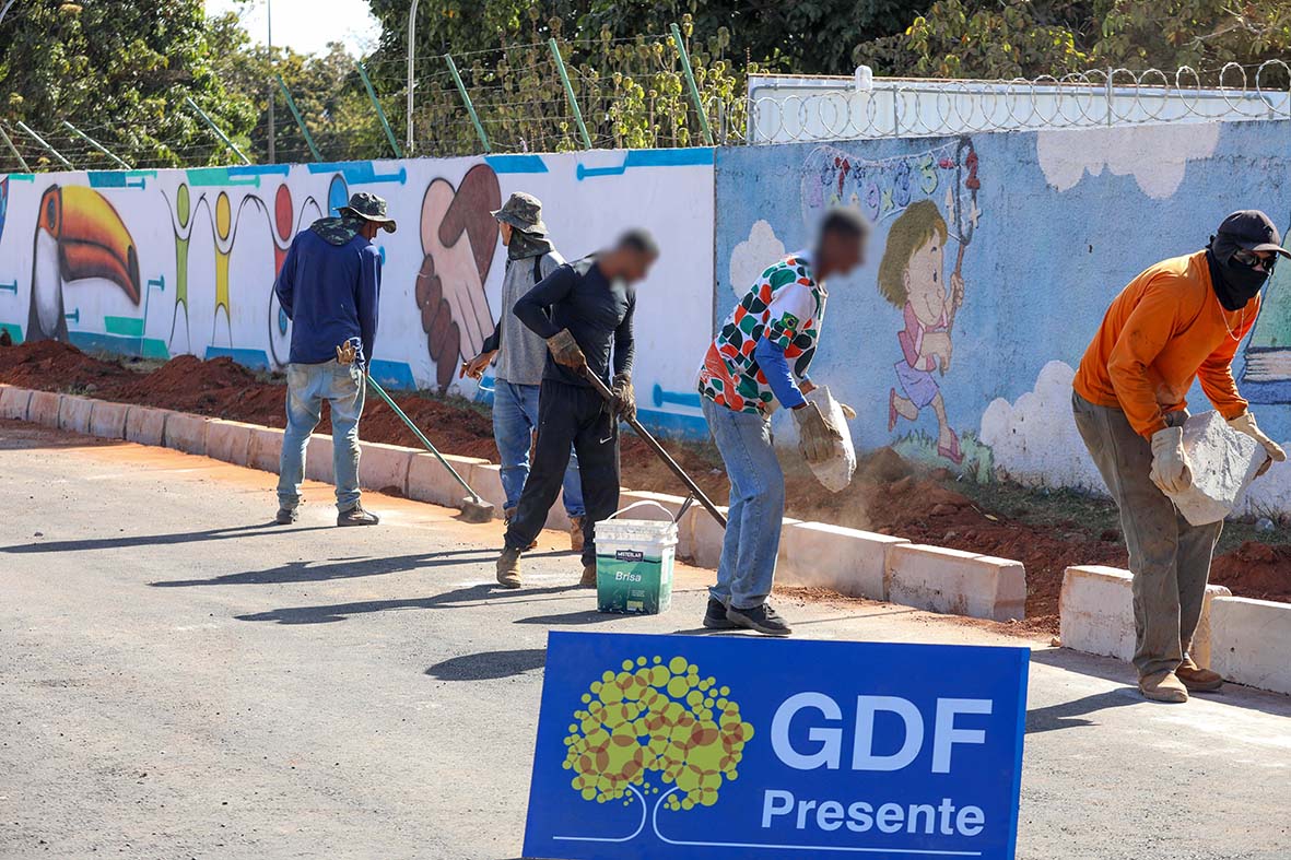 Equipes do GDF reformam e ampliam estacionamentos de escolas em Sobradinho