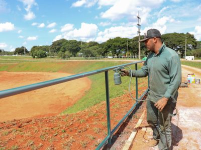 Gradis de proteção da bacia do Drenar DF começam a ser pintados antes de ganhar alambrado