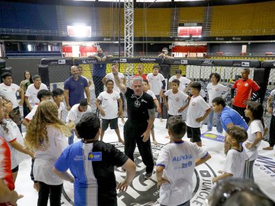 Atletas mirins dos centros olímpicos visitam octógono do Jungle Fight 126