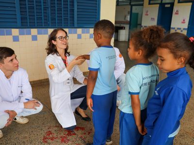 Alunos de medicina levam ações de higiene pessoal para estudantes da zona rural de Sobradinho