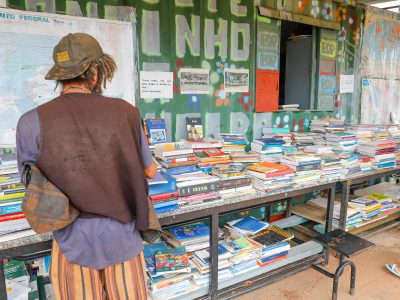 Biblioteca do Centro Pop de Brasília oferece novos horizontes a pessoas em situação de rua