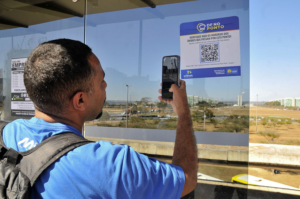 Usuários do transporte público aprovam QR codes com horários de ônibus, instalados há uma semana
